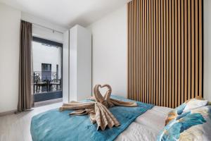 een slaapkamer met een bed met een handdoek erop bij Rames-Cosmo Downtown Apartment with rooftop POOL in Boedapest