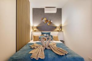 een bed met handdoeken erop bij Rames-Cosmo Downtown Apartment with rooftop POOL in Boedapest