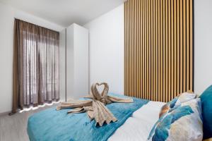 een slaapkamer met een bed met een handdoek erop bij Rames-Cosmo Downtown Apartment with rooftop POOL in Boedapest