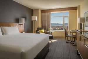 Hyatt Regency Denver at Colorado Convention Center में एक कमरे में एक या कई बेड