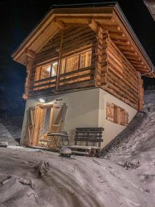 une maison avec un balcon au-dessus de la neige dans l'établissement 1000 Borne Caffe Hebergements Insolites, à Entremont