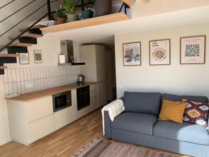 Кухня або міні-кухня у Vilnius Cozy Loft