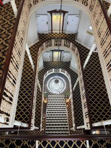 una vista aérea de una escalera de caracol en un edificio en Britannia Hotel City Centre Manchester, en Mánchester