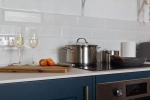 een keuken met twee glazen wijn op een snijplank bij Regency Grade II Listed Townhouse by Centre and Beach in Brighton & Hove