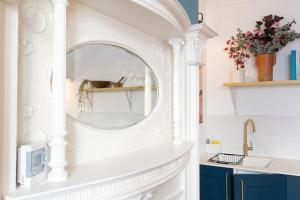 een witte badkamer met een spiegel en een wastafel bij Regency Grade II Listed Townhouse by Centre and Beach in Brighton & Hove