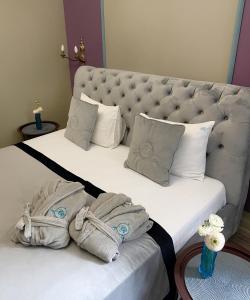 duas camas com toalhas num quarto em Family Residence Boutique Hotel em Lviv