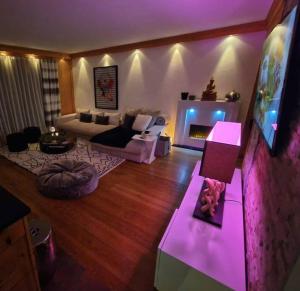 Uma TV ou centro de entretenimento em Le Serenity - bright - cozy - central