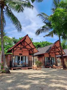 ein Gebäude mit einer Palme davor in der Unterkunft Beach House Penida in Nusa Penida