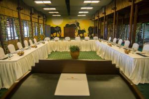 una sala de conferencias con mesas largas y mantel blanco en Kilaguni Serena Safari Lodge, en Tsavo