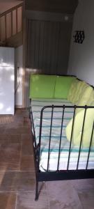 een stapelbed met een groene matras in een kamer bij MELPO in Évyiros