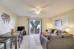 Зона вітальні в Airy Biloxi Condo with Patio Walk to Beach!