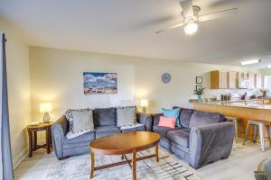 Зона вітальні в Airy Biloxi Condo with Patio Walk to Beach!