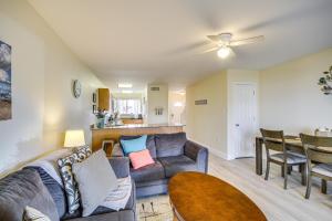 Зона вітальні в Airy Biloxi Condo with Patio Walk to Beach!