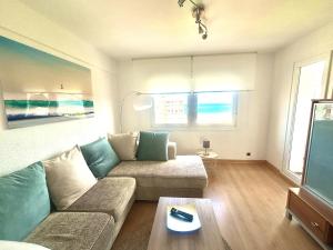 sala de estar con sofá y mesa en APARTAMENTO el PUNTAL- LAREDO, en Laredo