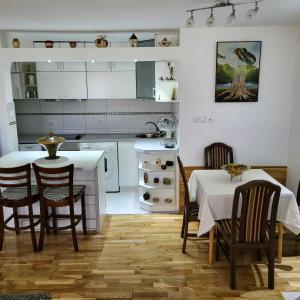 une cuisine avec une table et des chaises ainsi qu'une salle à manger dans l'établissement Apartments center Zorić, à Žabljak