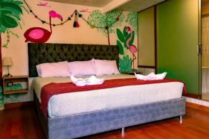 een slaapkamer met een groot bed met schoenen erop bij Valle verde, Hostel & camping in Urubamba