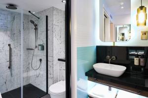 Um banheiro em The Halyard Liverpool, Vignette Collection, an IHG Hotel