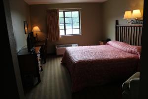 A bed or beds in a room at Santa's Lodge