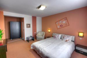 Un pat sau paturi într-o cameră la Family Hotel Mania