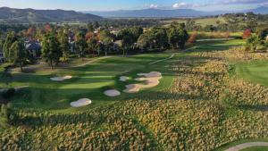 Wonga ParkにあるYarra Valley Serenity House in Golf Course Resortのゴルフ場の空中を望む