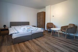 - une chambre avec un lit, deux chaises et une table dans l'établissement Chata Dolný Smokovec Správa TANAPu, à Dolný Smokovec