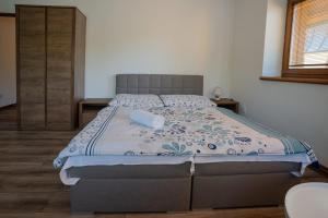 - une chambre avec un lit et une couette bleue et blanche dans l'établissement Chata Dolný Smokovec Správa TANAPu, à Dolný Smokovec