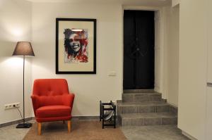 Area tempat duduk di Bomb Shelter apartment