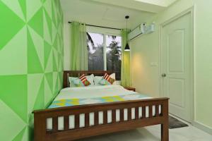 Luxury 2BHK Apartment near Calangute Baga beach with Pool 객실 침대