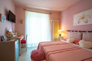 Un dormitorio con una cama grande y una ventana en Petali Rosa, en Polignano a Mare