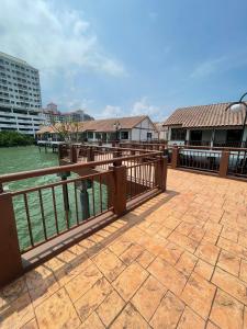 Балкон або тераса в Private cuti-cuti water chalet port dickson