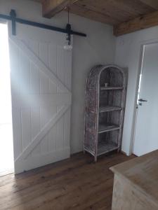 une chambre avec une porte de grange blanche et une étagère dans l'établissement Slunce v duši, à Dolní Dunajovice