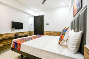 Vuode tai vuoteita majoituspaikassa FabHotel Prestige Elite - Nashik Road