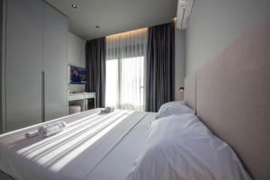 เตียงในห้องที่ Lake View Rooms Ksamil