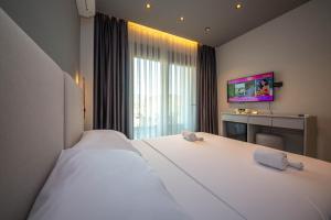 เตียงในห้องที่ Lake View Rooms Ksamil