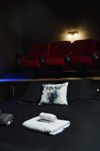 CINEMA ROOM L'Expérience unique montagnarde LE COCON 1km lac d'Annecy पर बैठने की जगह