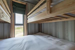 Tempat tidur dalam kamar di 1 Swallows Nest, Camp Tapnell