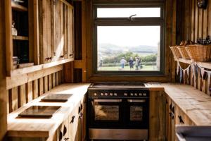 Dapur atau dapur kecil di 1 Swallows Nest, Camp Tapnell