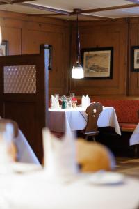 - une salle à manger avec une table, une table et des chaises dans l'établissement Boutiquehotel Ochsen, à Lenzkirch