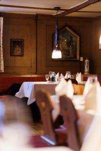 - une salle à manger avec une table et des chaises dans l'établissement Boutiquehotel Ochsen, à Lenzkirch