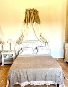 ein Schlafzimmer mit einem Himmelbett in der Unterkunft Finca Valdelaseras in Badajoz