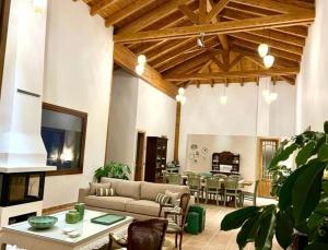 ein Wohnzimmer mit einem Sofa und einem Tisch in der Unterkunft Finca Valdelaseras in Badajoz