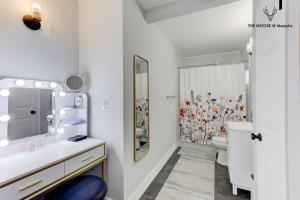 Un baño de The Moose #11 - Luxe Modern loft with King Bed, Free Parking & Wi-Fi