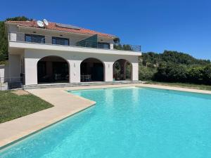 A piscina localizada em Antinea Olympian Villa ou nos arredores