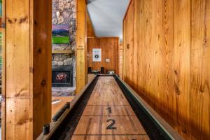 una pista da bowling con il numero sul pavimento di Escape to Sugar Chalet: The Rustic Modern Retreat a Gatlinburg