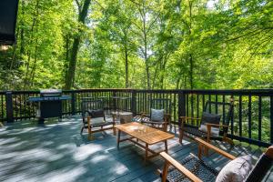 una terrazza con sedie, tavolo e griglia di Escape to Sugar Chalet: The Rustic Modern Retreat a Gatlinburg