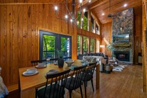 una sala da pranzo e un soggiorno con tavolo e sedie. di Escape to Sugar Chalet: The Rustic Modern Retreat a Gatlinburg