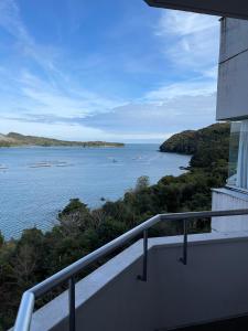 desde un balcón con vistas a un gran cuerpo de agua en Wisterian Life Club Toba, en Toba