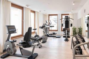 een fitnessruimte met diverse loopbanden en hometrainers bij SPA Hotel Erzherzog Johann in Bad Aussee