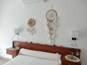 1 dormitorio con 1 cama, 2 mesitas de noche y 1 cama sidx sidx sidx sidx en Appartement T2 Porto, en Porto Ota