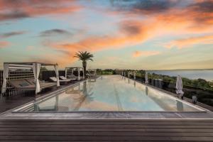 uma piscina no telhado de um edifício em Quellenhof Luxury Resort Lazise em Lazise